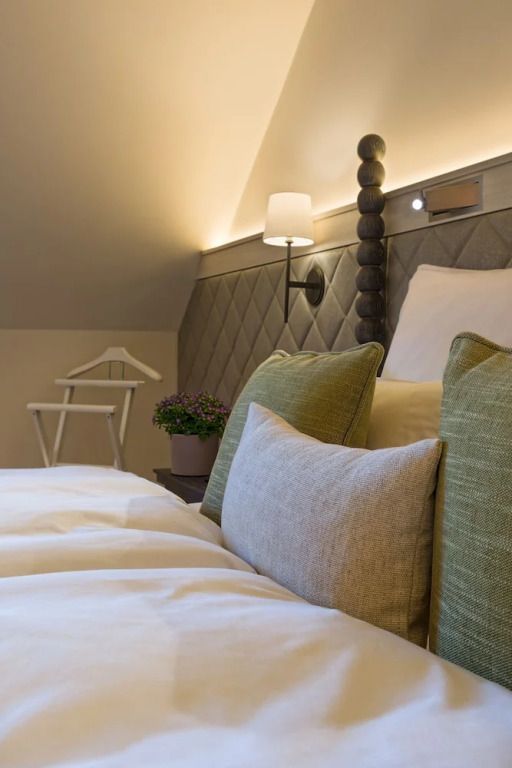 Gemütliches Schlafzimmer mit einfacher und stilvoller Einrichtung im Superior Zimmer