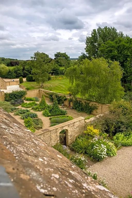 Wunderschöner Garten mit gepflegtem Rasen und Bäumen