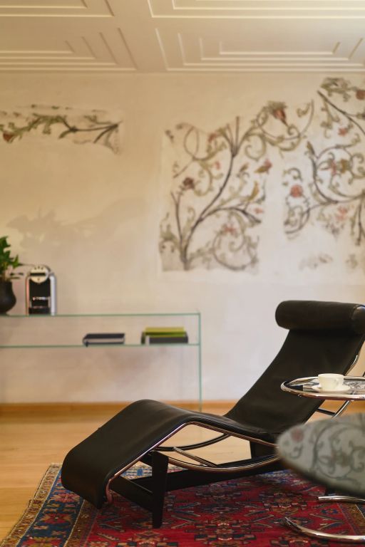Moderner Lounge-Bereich mit bequemer Liege und dezenter Dekoration.