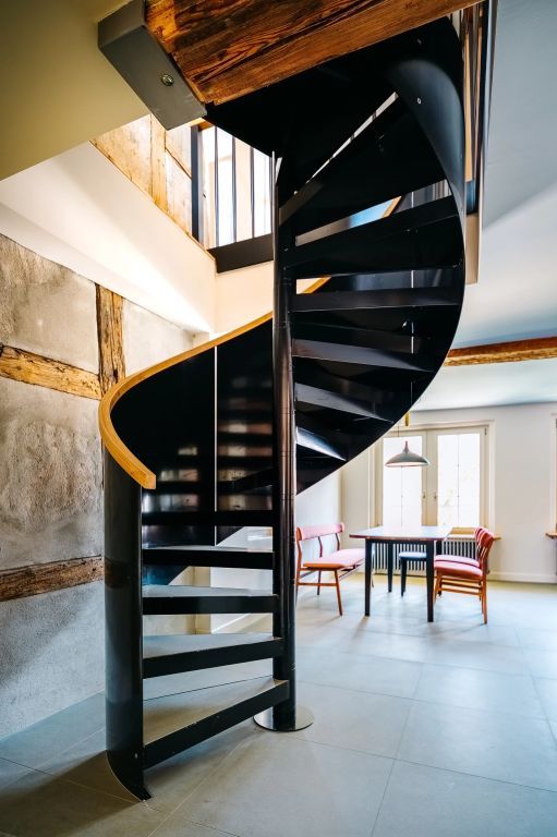 Moderne Wendeltreppe in einem hellen Raum mit Vintage-Elementen