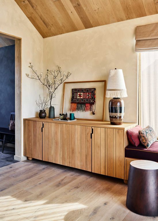 Gemütliche Ecke mit Holzkommode und stilvoller Dekoration