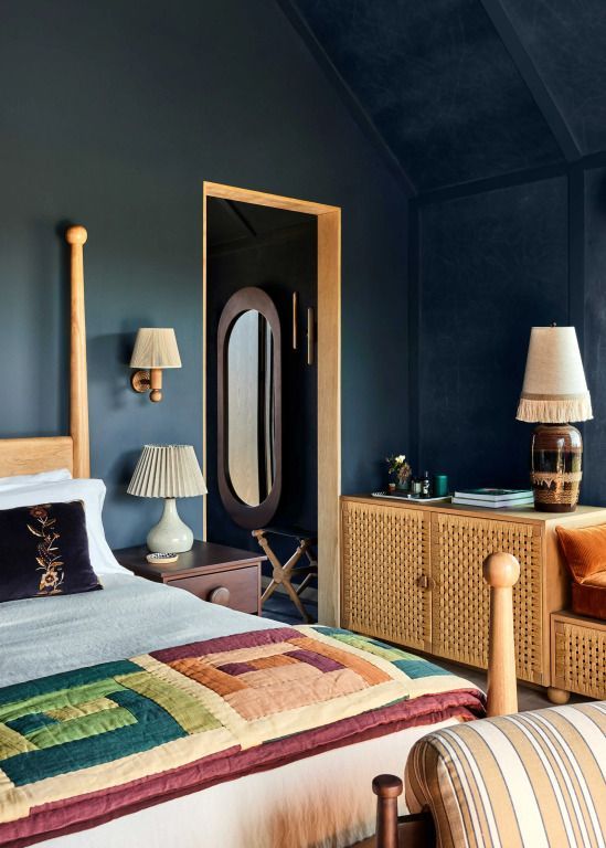 Gemütliches Standardzimmer mit Holzmöbeln und Stofflampen im Wildflower Farms Hotel