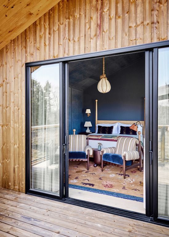 Blick von außen in ein elegantes Standardzimmer mit Sitzbereich