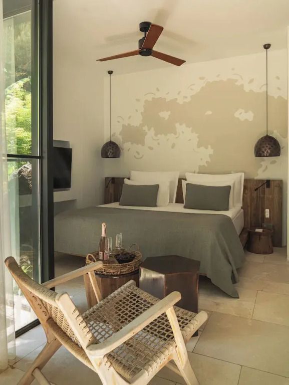 Innenansicht eines Deluxe Doppelzimmers mit modernem Design und Gartenblick