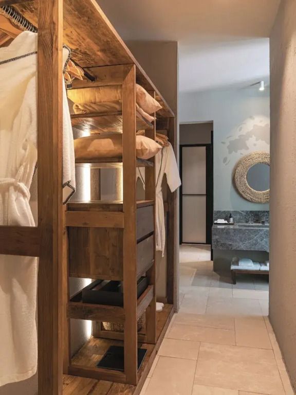 Holzkleiderschrank im Flur eines Deluxe Doppelzimmers mit Zugang zum Badezimmer