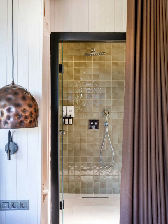 Elegante Dusche mit Glaswand und luxuriösen Details im Zimmer.