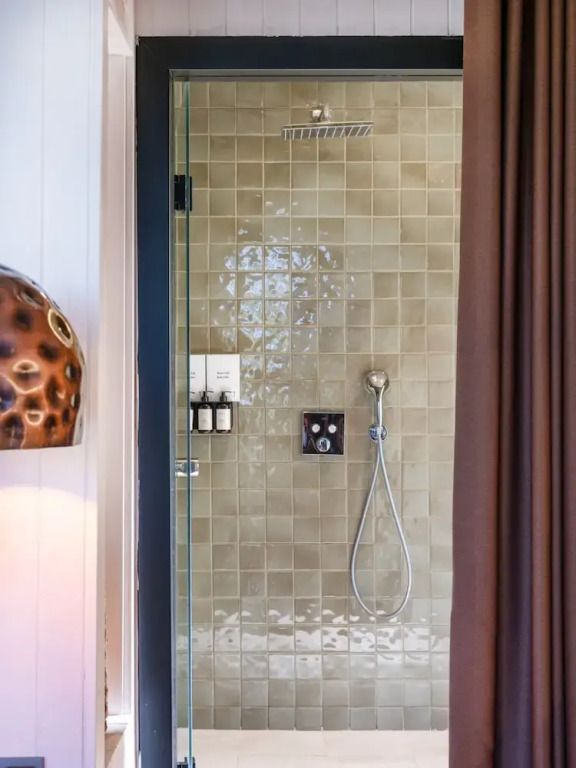 Modernes Badezimmer mit Regendusche