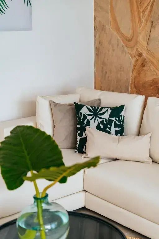 Detailaufnahme eines weißen Sofas mit dekorativen Kissen in einer stilvollen Villa