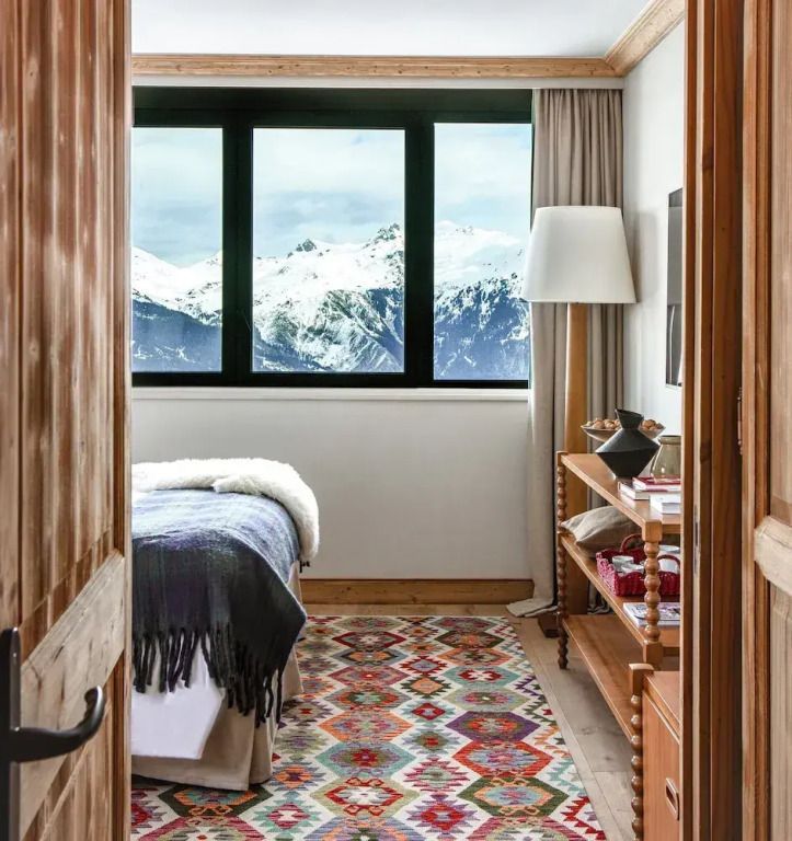 Eingangsansicht des Deluxe Zimmers mit Blick auf die Berge durch große Fenster