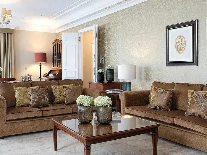 Elegantes Wohnzimmer mit komfortablen Sofas und stilvollen Dekorationen