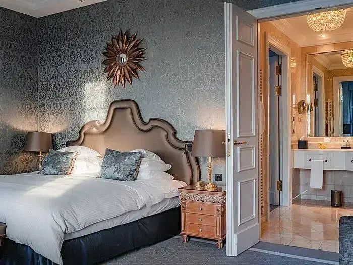 Elegant eingerichtetes Schlafzimmer mit Kingsize-Bett und luxuriösen Details.