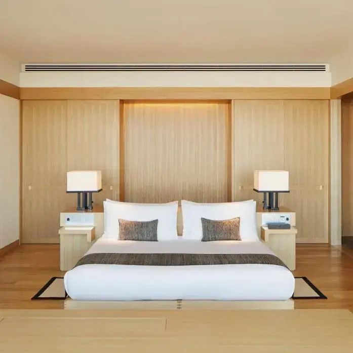 Luxuriöse Suite mit Doppelbett und modernem Design im Aman Tokyo