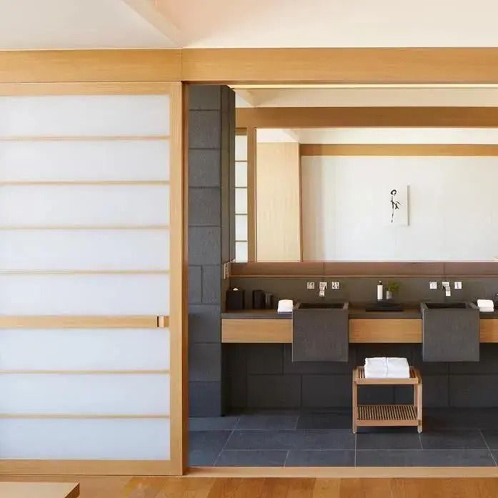 Modernes Badezimmer der Suite im Aman Tokyo mit Holz- und Steinelementen