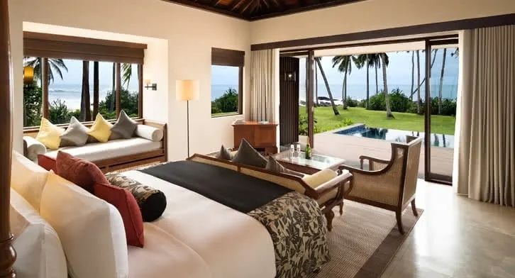 Elegante Villa mit Blick auf privaten Pool und Garten im Anantara Peace Haven in Sri Lanka