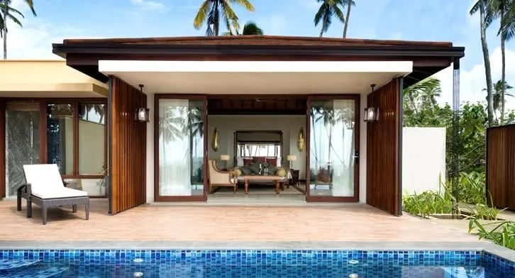 Offene Villa mit Pool und tropischem Hintergrund unter Palmen