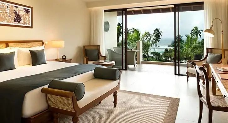 Modernes Premier Doppelzimmer mit Balkonblick auf das Meer und Palmen