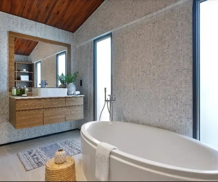 Luxuriöses Badezimmer mit freistehender Badewanne und Holzelementen