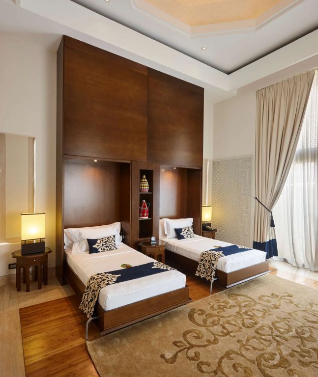 Moderne Suite mit zwei Einzelbetten und hoher Decke