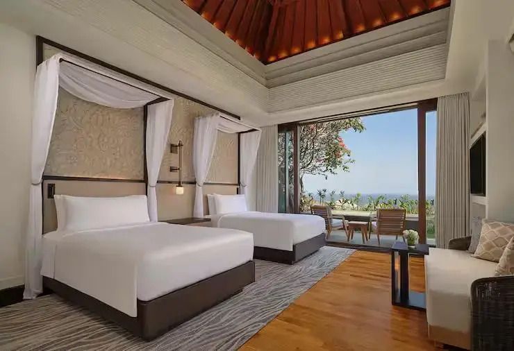 Zweibettzimmer mit Meerblick und großen Fenstern zum Balkon