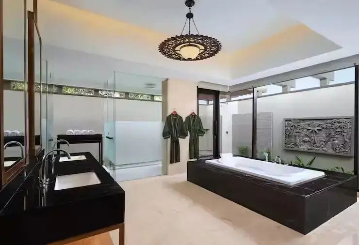 Luxuriöses Badezimmer mit freistehender Badewanne und gläserner Dusche