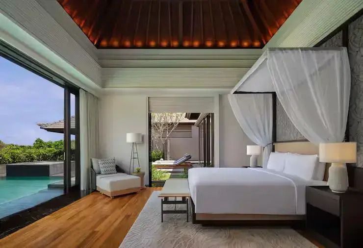 Geräumiges Schlafzimmer mit Blick ins Freie und elegantem Holzdesign