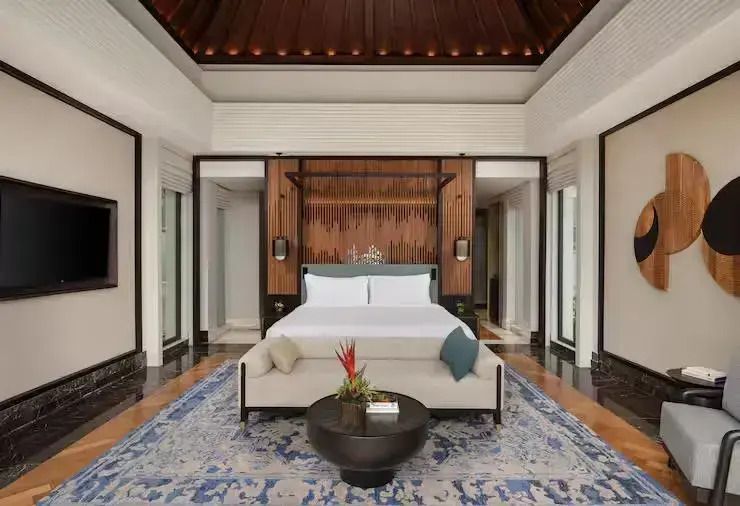 Luxuriöses Schlafzimmer mit Himmelbett und Teppich in tropischer Villa