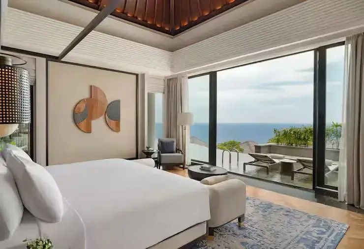 Geräumiges Schlafzimmer mit Meerblick und moderner Einrichtung