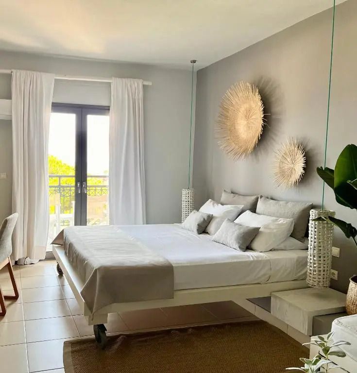 Lichtdurchflutetes Doppelzimmer mit modernem Design und Gartenblick