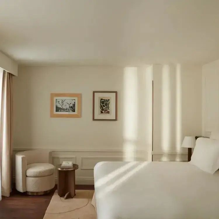 Helles und geräumiges Zimmer mit Bett und Wanddekorationen