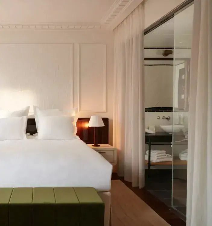 Elegantes Deluxe Zimmer mit bequemen Bett und modernem Badezimmer.