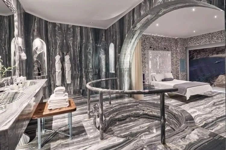 Moderne Suite mit Marmordetails und luxuriösem Badezimmer