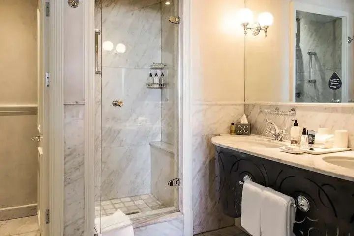 Elegantes Badezimmer mit Marmorduschkabine und Waschtisch