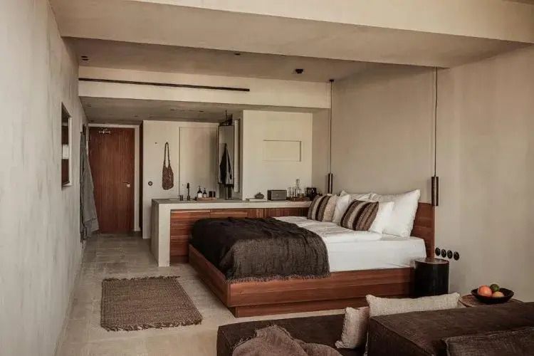 Geräumiges Superior Doppelzimmer mit modernem Doppelbett und minimalistischer Einrichtung.