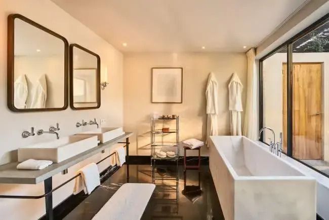 Luxusbad mit freistehender Badewanne und Doppelwaschbecken