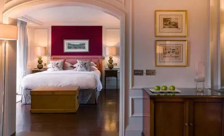 Elegante Junior-Suite mit Doppelbett und stilvollen Dekorelementen.