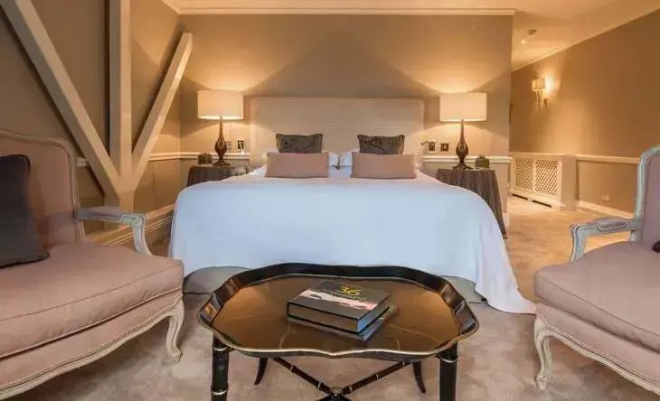 Elegantes Doppelzimmer mit gemütlichem Doppelbett und stilvollem Interieur