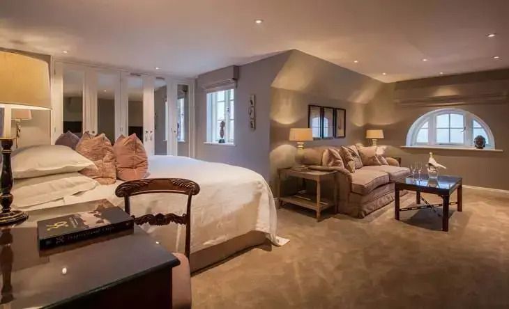 Geräumiges Doppelzimmer mit Sofa und luxuriöser Ausstattung