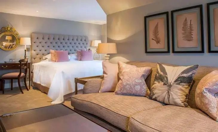 Zimmer mit elegantem Dekor, gemütlichem Sofa und Doppelbett