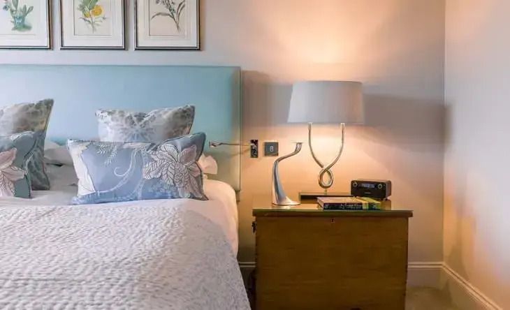Modernes Schlafzimmer mit stilvollem Dekor und Nachttisch im Chewton Glen Hotel