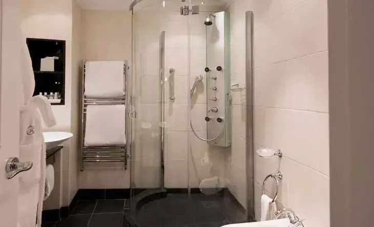 Moderne Dusche mit Glaskabine und Handtuchtrockner im Chewton Glen Hotel