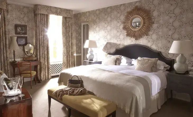 Geräumiges Schlafzimmer mit Doppelbett in sanften Tönen und luxuriösem Design.