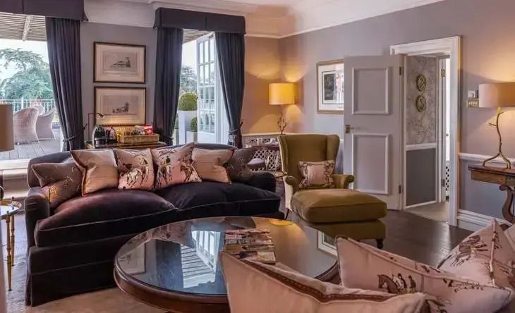 Eleganter Wohnbereich mit komfortablen Sofas und gemütlicher Atmosphäre.
