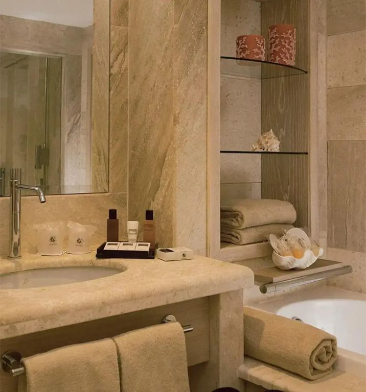 Elegantes Badezimmer aus Marmor mit kleiner Badewanne