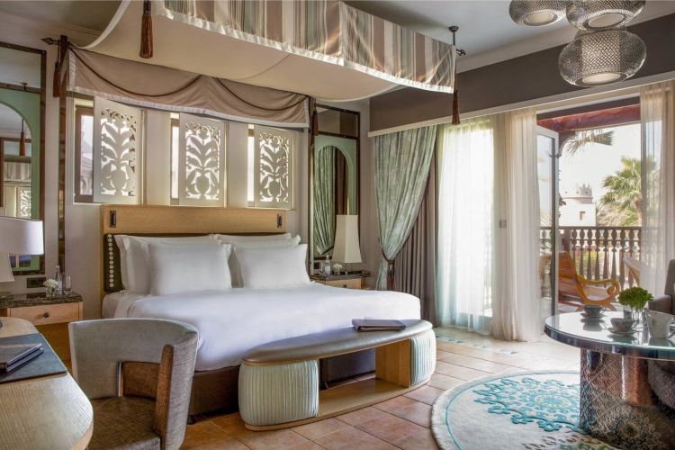 Elegantes Doppelzimmer mit Balkon und stilvoller Dekoration im Jumeirah Dar Al Masyaf