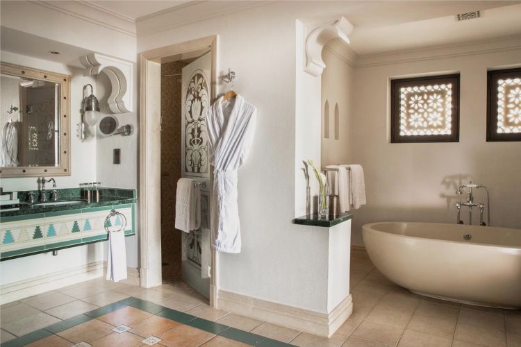 Hochwertiges Badezimmer mit freistehender Badewanne und orientalischen Designelementen