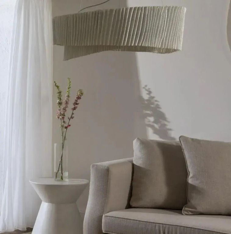 Sitzbereich mit modernem Design. Dekorative Lampe und Beistelltisch.