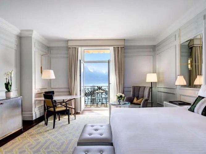 Helles Superior-Zimmer mit Seeblick, elegant möbliert, Balkon im Hintergrund