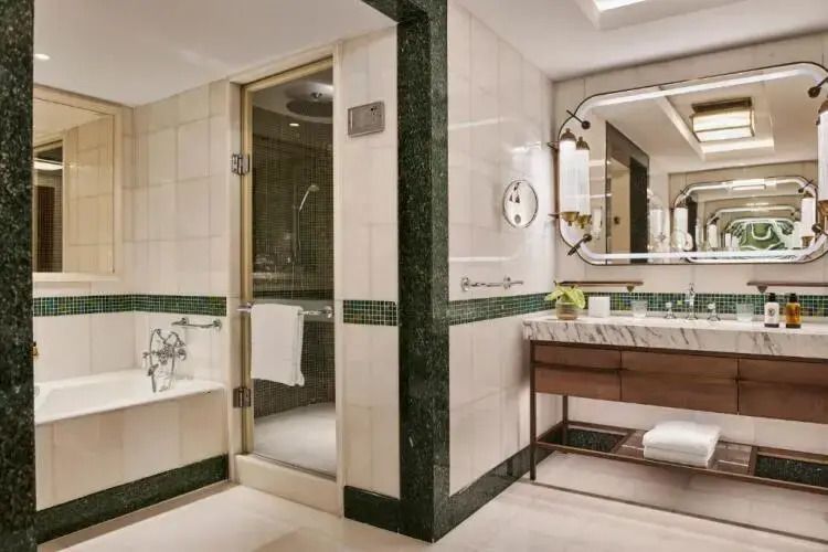 Modernes Badezimmer mit Dusche und edlem Waschtisch
