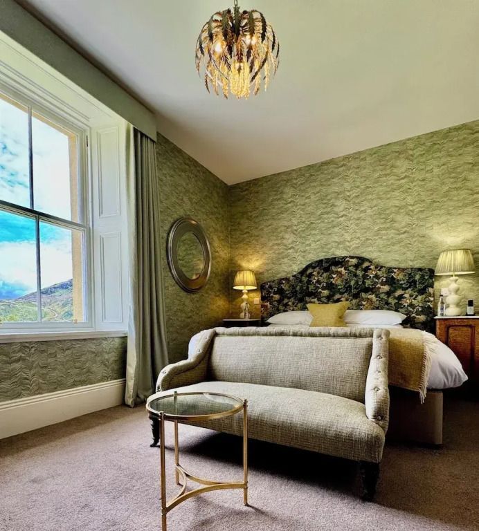Geräumiges Superior Zimmer mit eleganter Einrichtung und großem Fenster