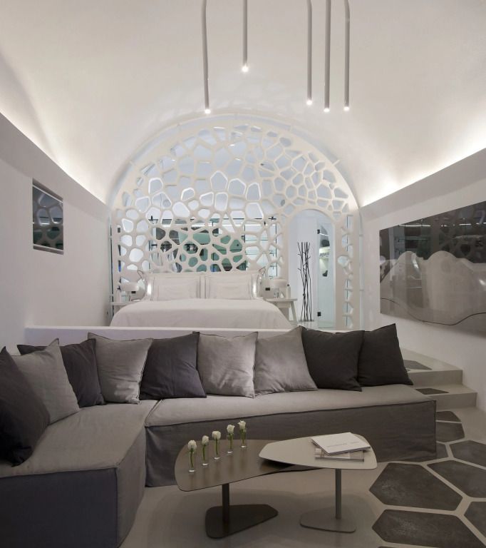 Moderner Raum mit grauem Sofa und kunstvollem Kopfteil im Grace Hotel Villa